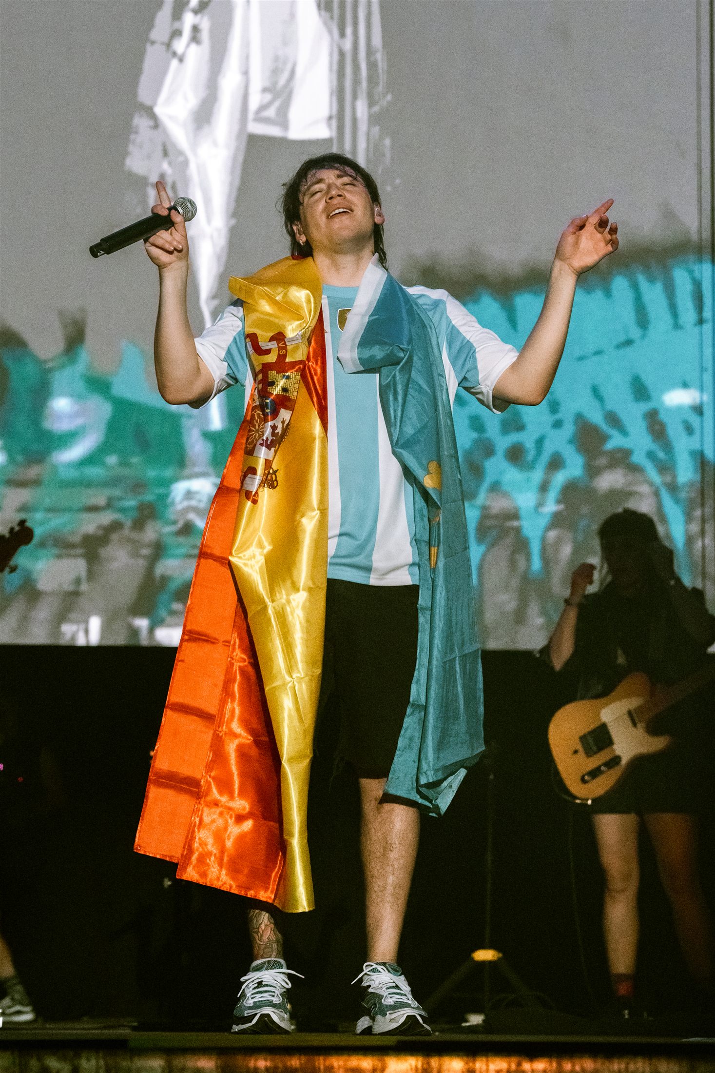 Paulo Londra actuando envuelto en banderas de España y Argentina en Boombastic Gijón 2024 - fotografía de Noland Live