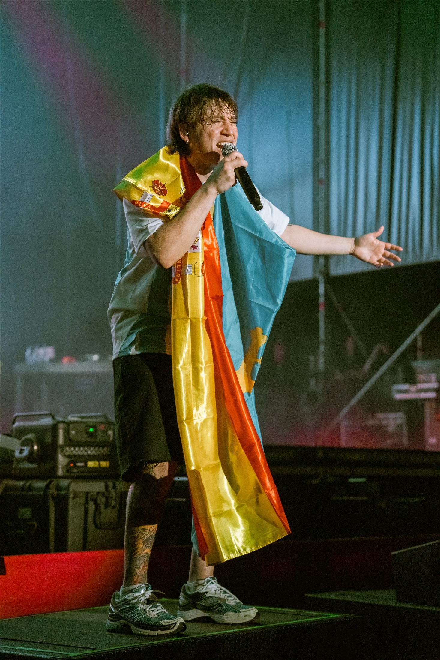 Paulo Londra cantando envuelto en banderas de España y Argentina en Boombastic Gijón 2024 - fotografía de Noland Live