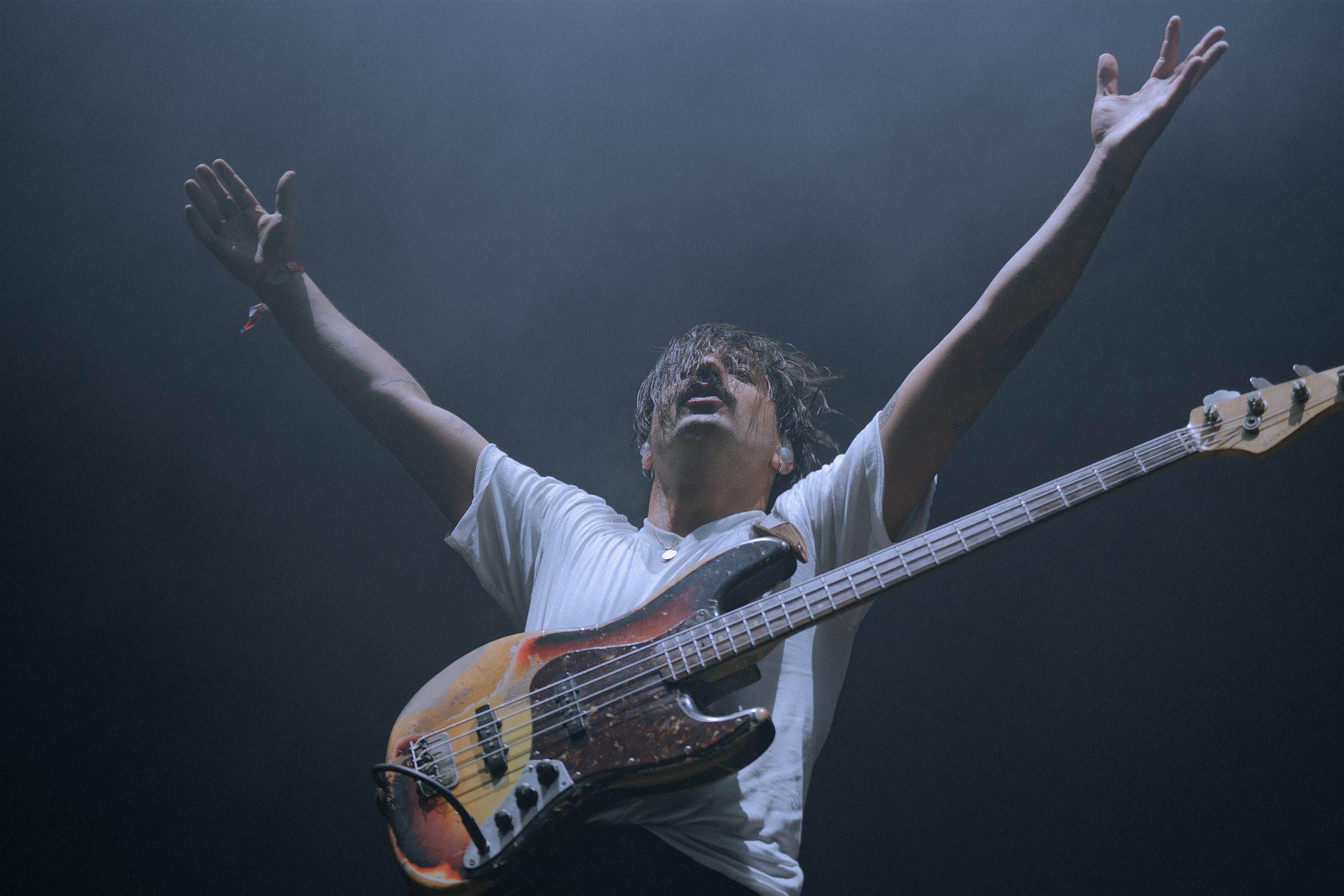 Cantante de Sexy Zebras con los brazos abiertos sobre el escenario - fotografía de Noland Live